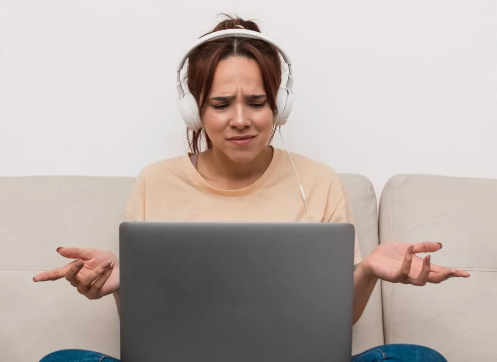 Mujer frustrada por conexión inestable de internet