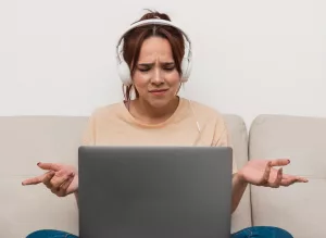 Mujer frustrada por conexión inestable de internet